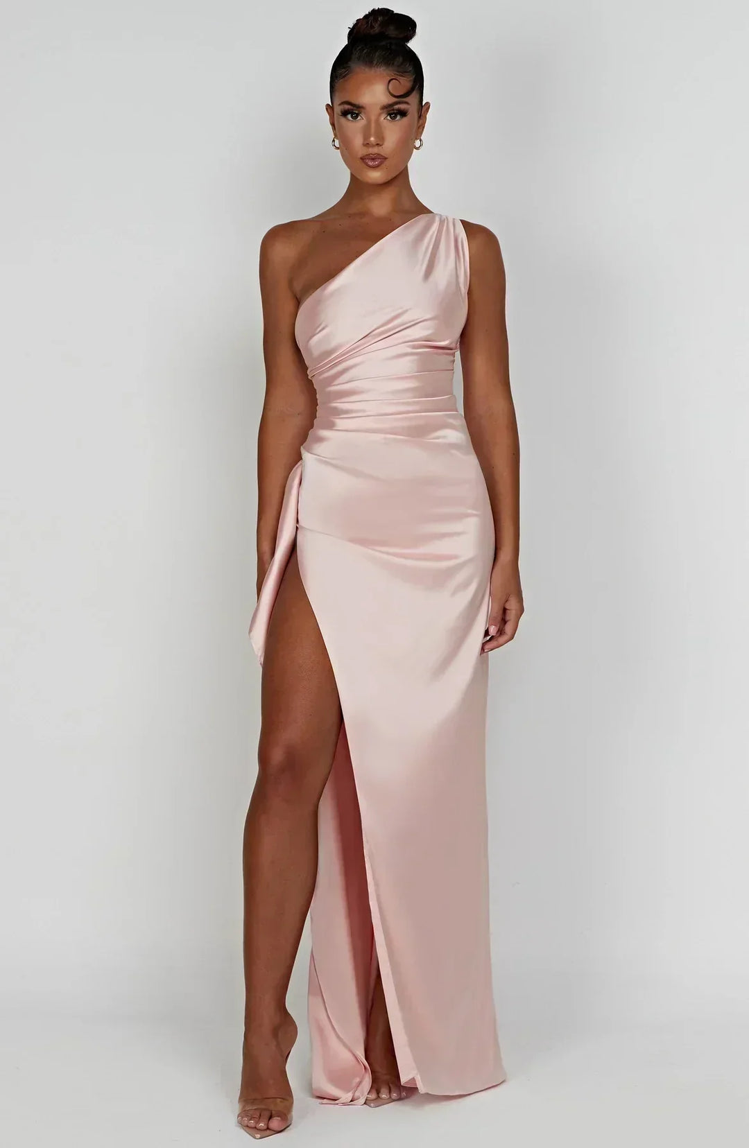 Vestido de cetim elegante com pregas e detalhe nos ombros - Selene