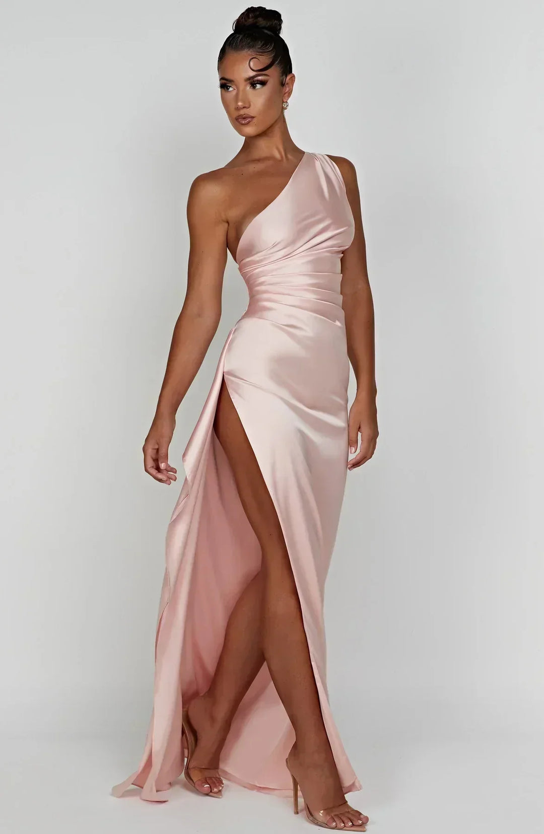 Vestido de cetim elegante com pregas e detalhe nos ombros - Selene