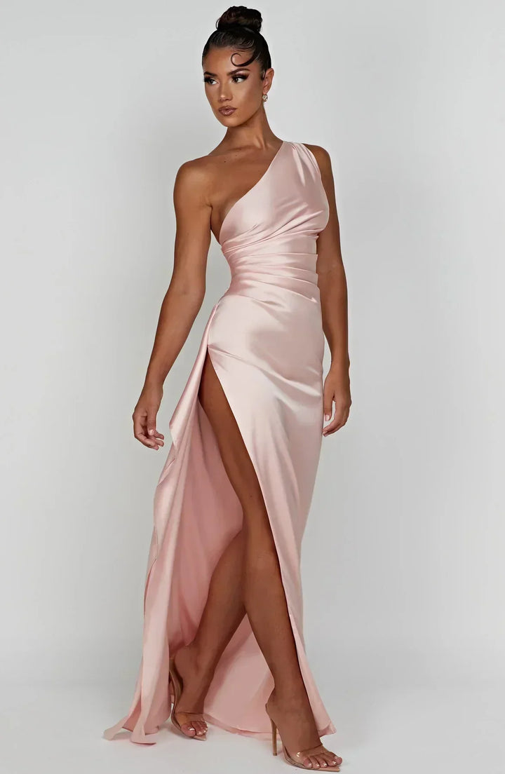 Vestido de cetim elegante com pregas e detalhe nos ombros - Selene