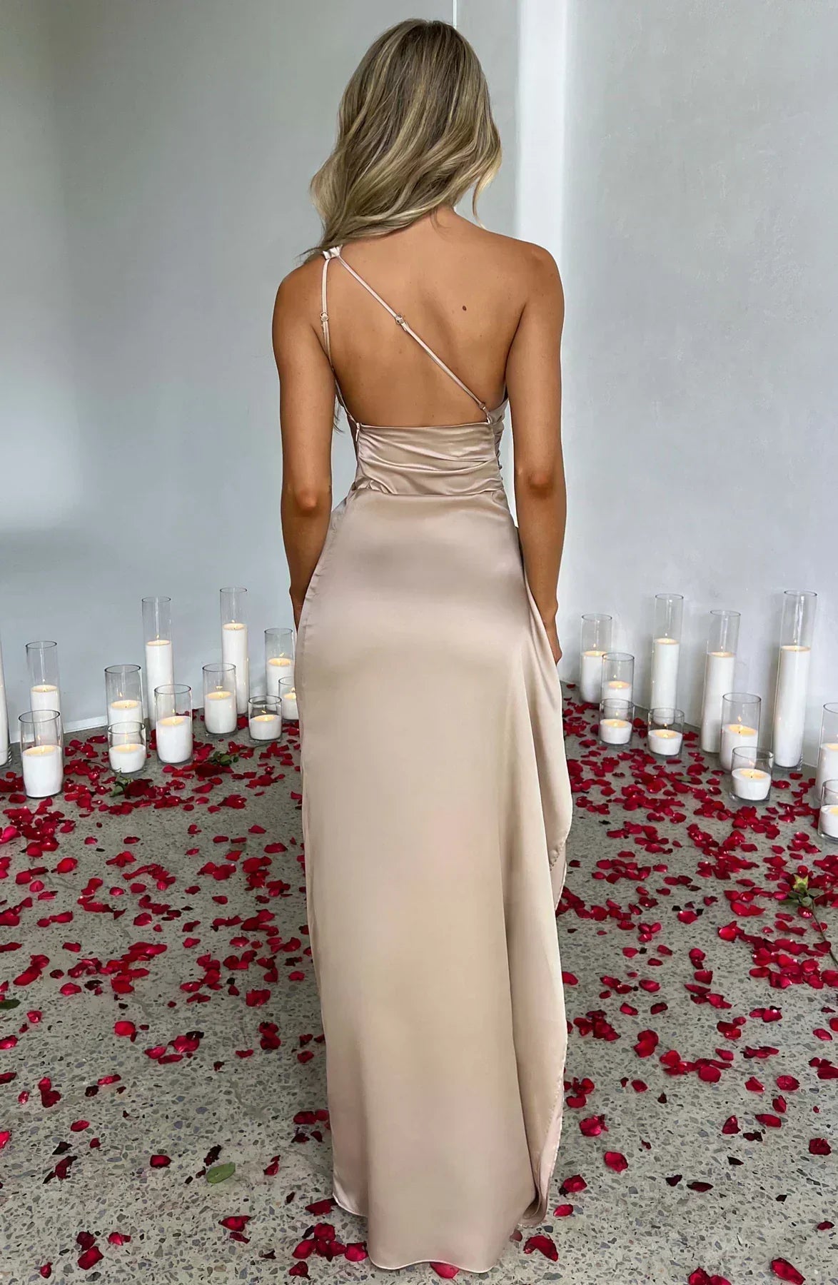 Vestido de cetim elegante com pregas e detalhe nos ombros - Selene