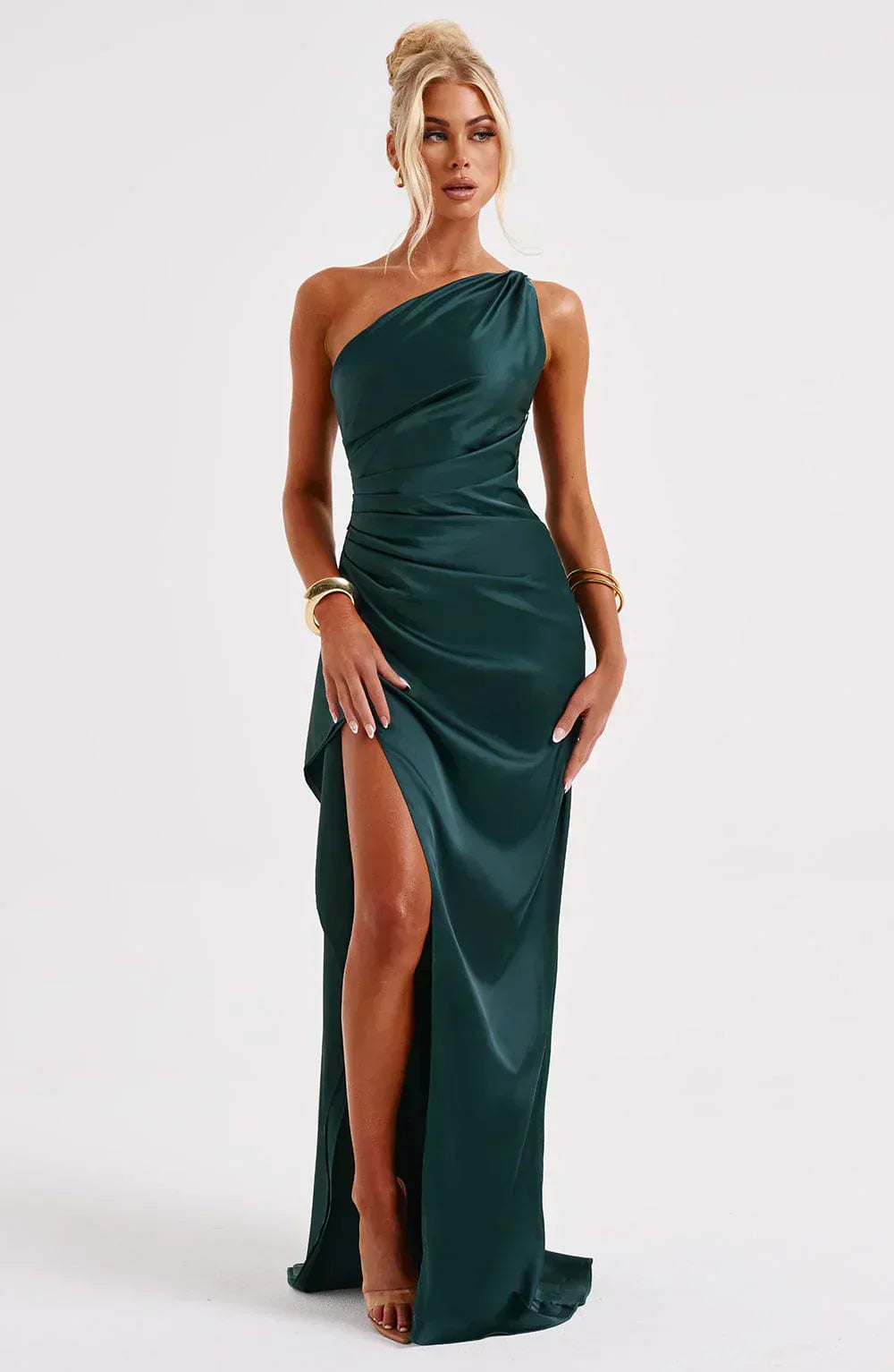 Vestido de cetim elegante com pregas e detalhe nos ombros - Selene