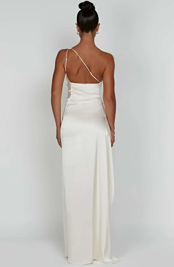 Vestido de cetim elegante com pregas e detalhe nos ombros - Selene