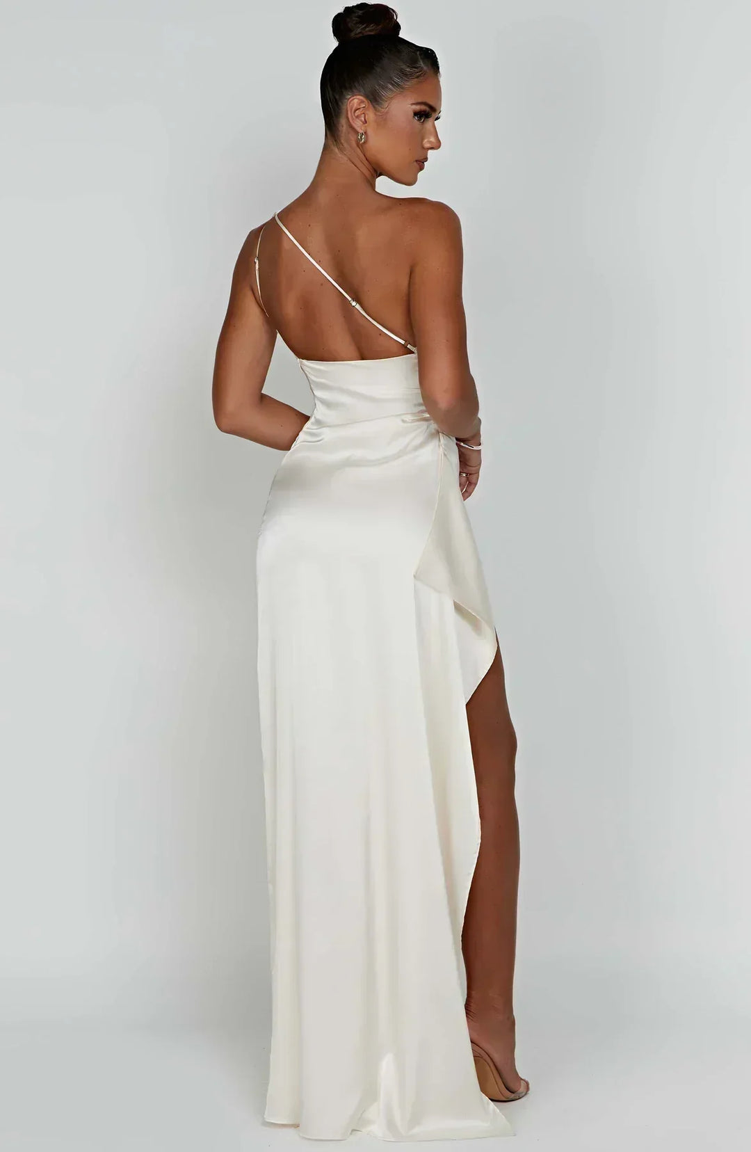 Vestido de cetim elegante com pregas e detalhe nos ombros - Selene