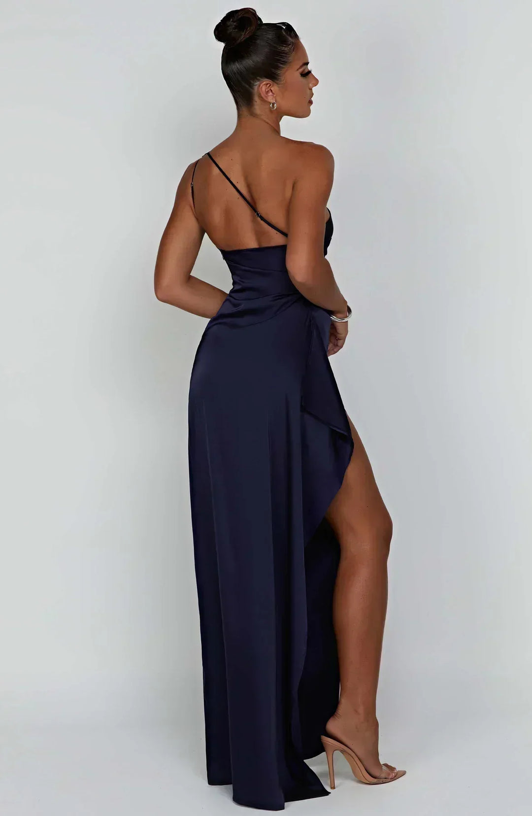 Vestido de cetim elegante com pregas e detalhe nos ombros - Selene