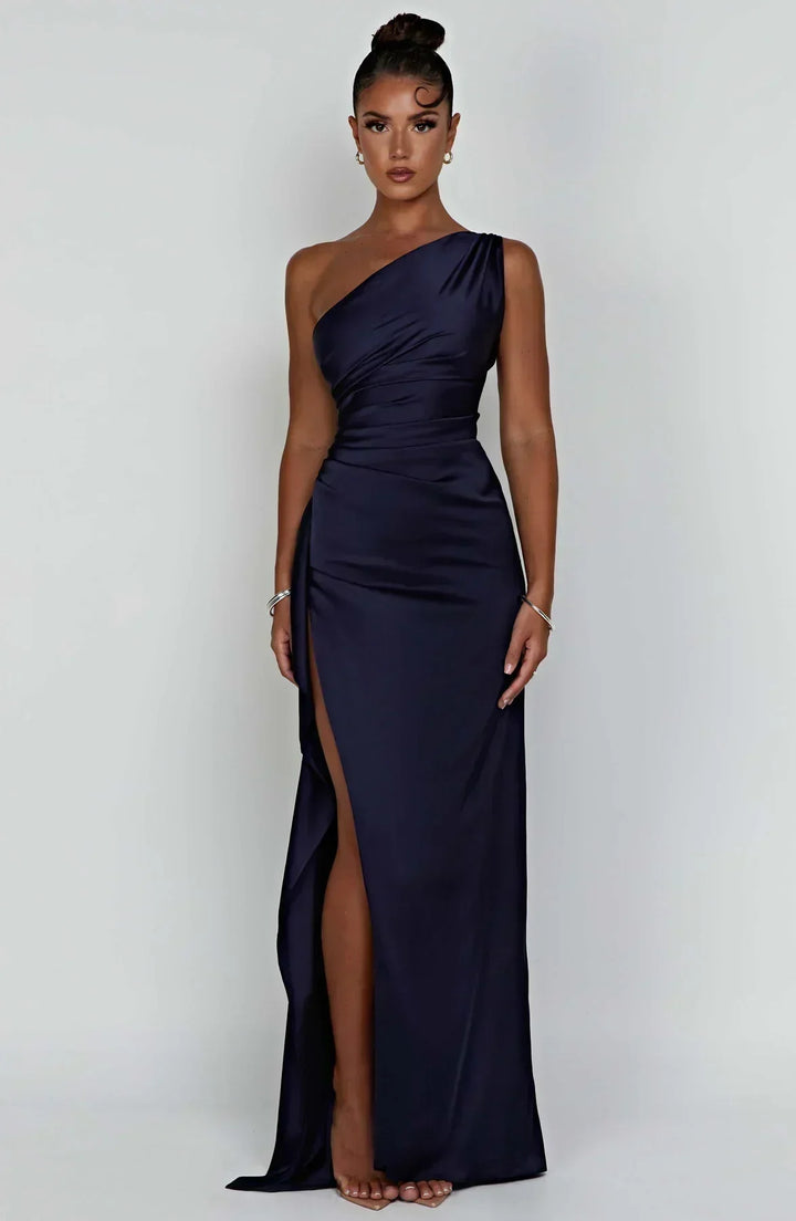 Vestido de cetim elegante com pregas e detalhe nos ombros - Selene