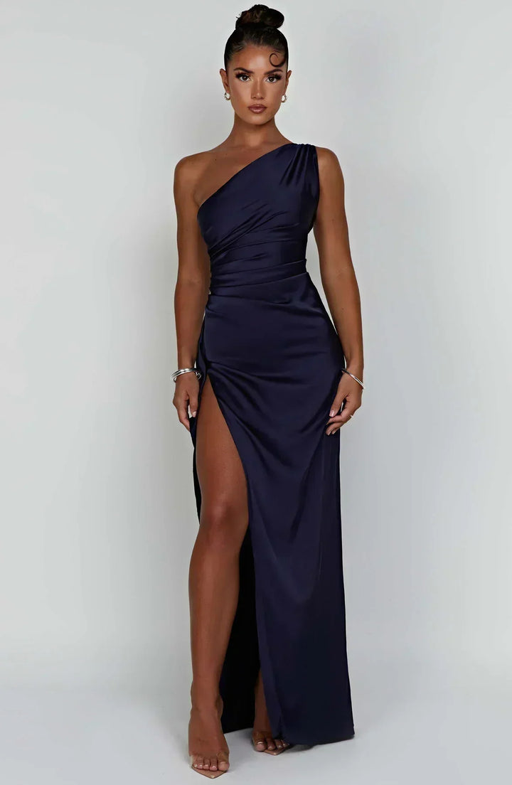 Vestido de cetim elegante com pregas e detalhe nos ombros - Selene