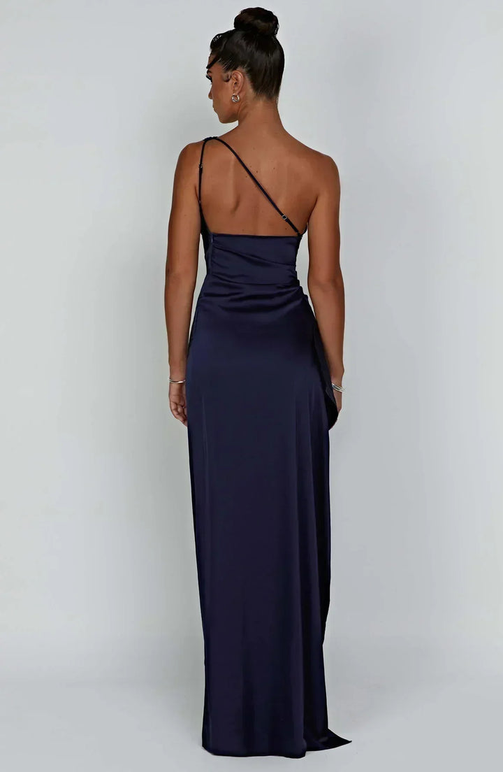 Vestido de cetim elegante com pregas e detalhe nos ombros - Selene