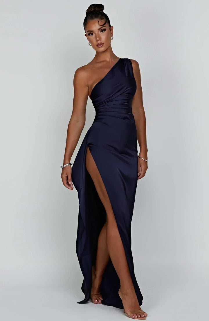 Vestido de cetim elegante com pregas e detalhe nos ombros - Selene