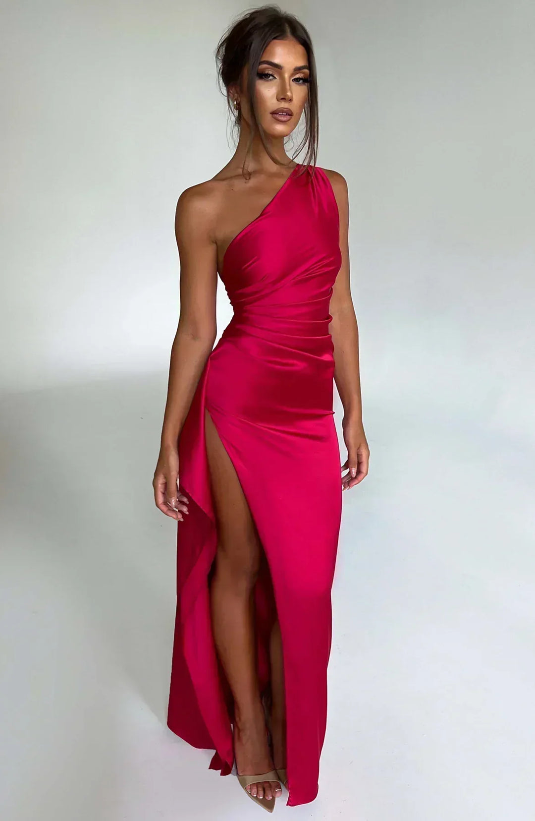Vestido de cetim elegante com pregas e detalhe nos ombros - Selene