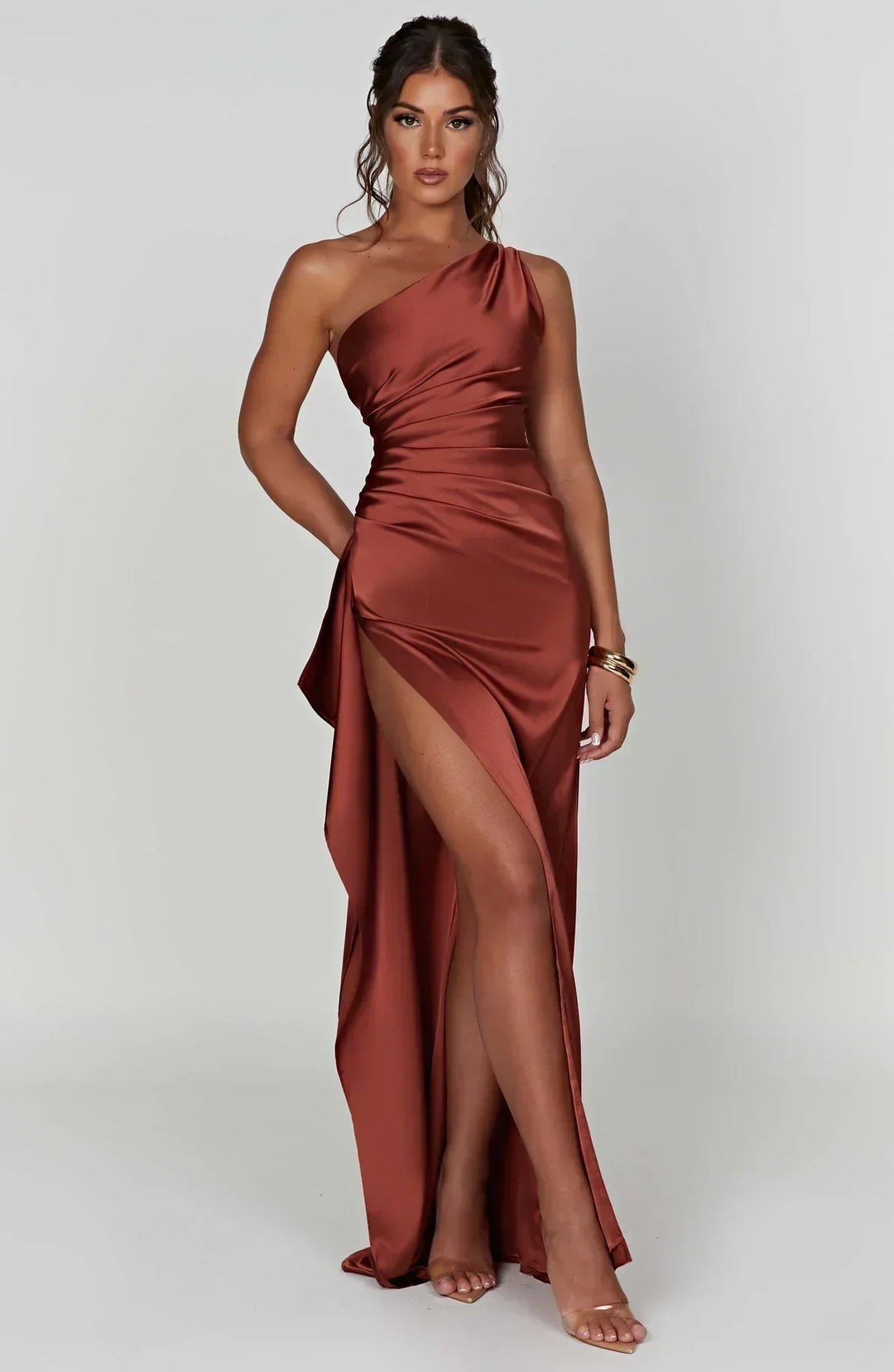 Vestido de cetim elegante com pregas e detalhe nos ombros - Selene