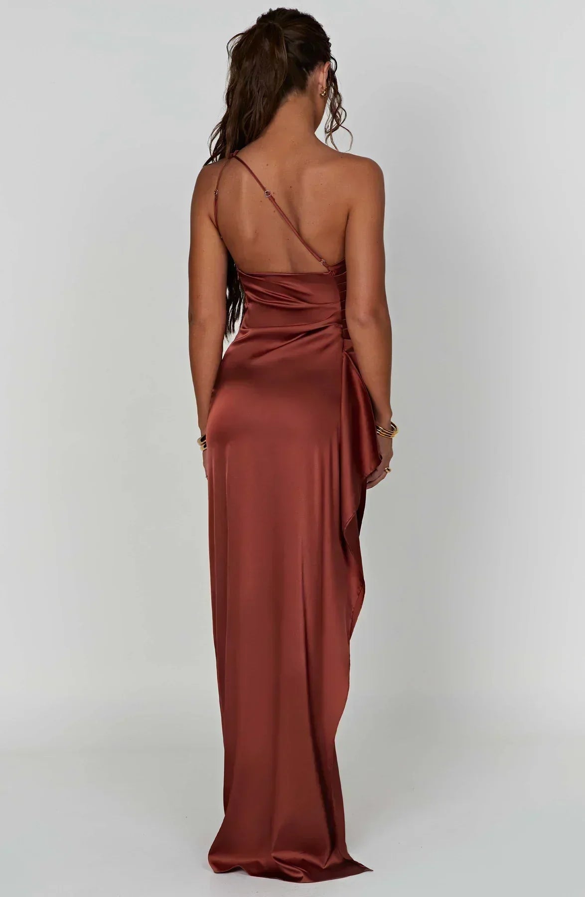 Vestido de cetim elegante com pregas e detalhe nos ombros - Selene