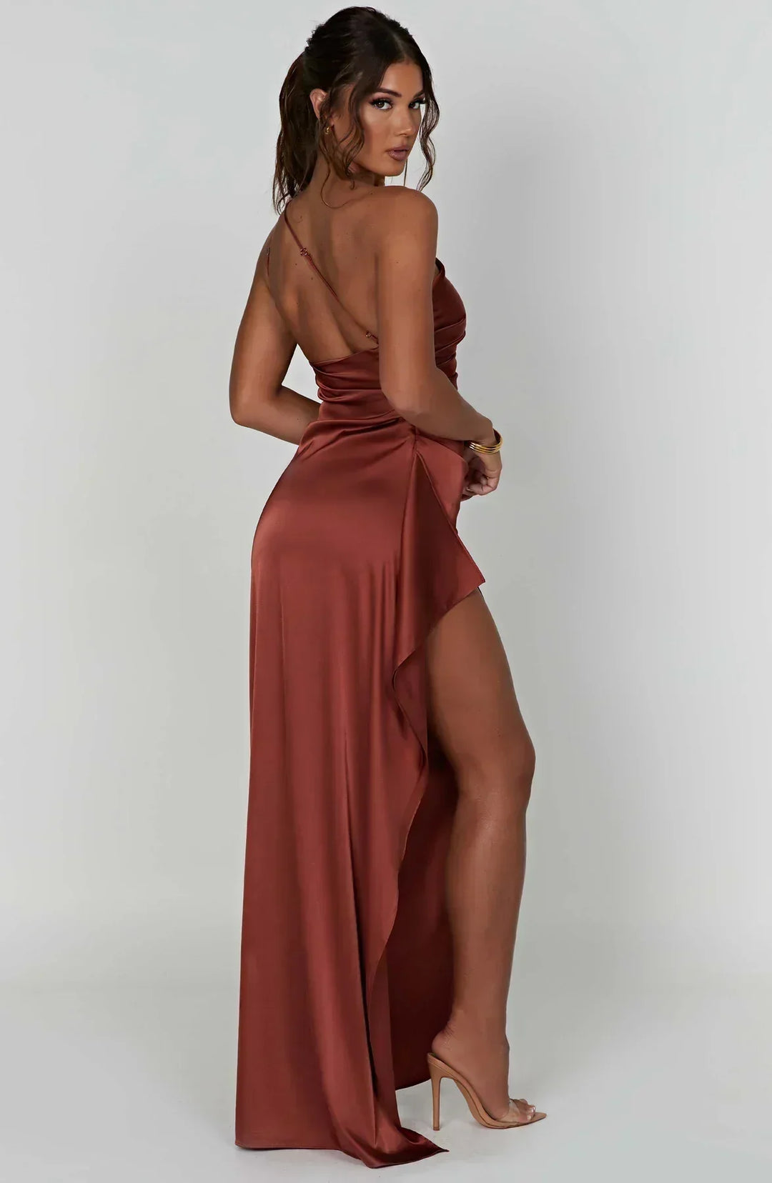 Vestido de cetim elegante com pregas e detalhe nos ombros - Selene