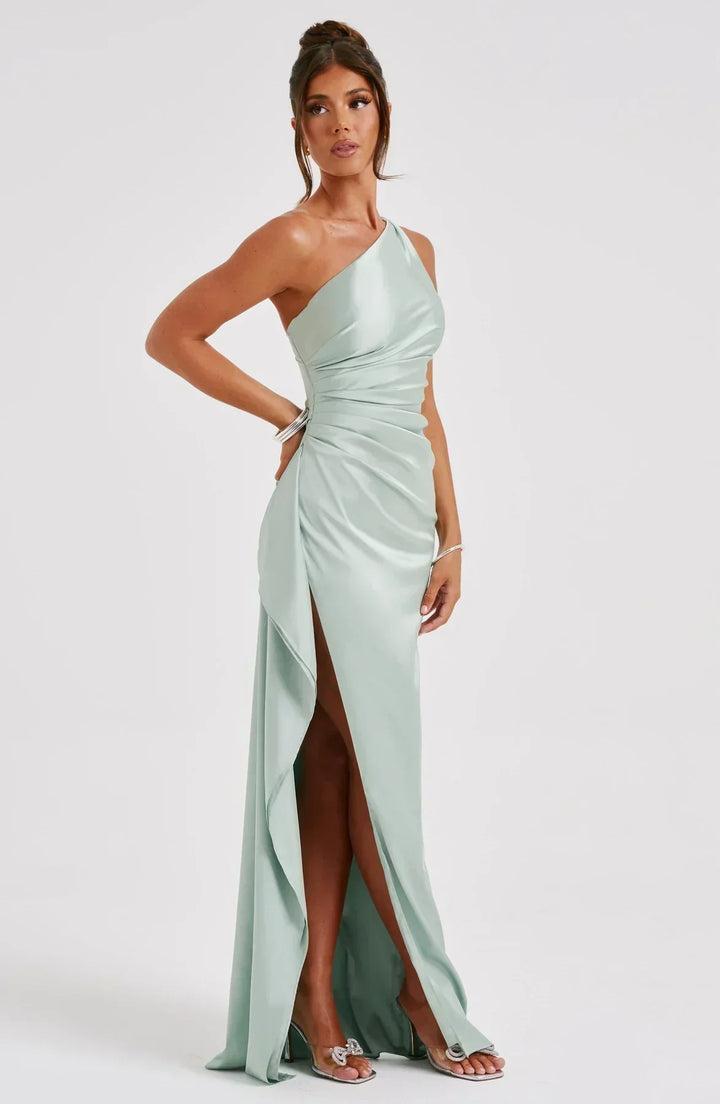 Vestido de cetim elegante com pregas e detalhe nos ombros - Selene
