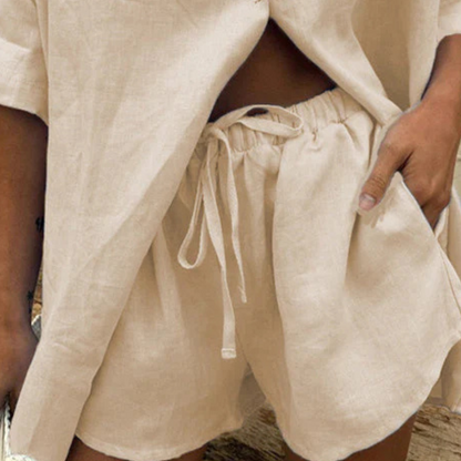 Beige Leinen-Shorts und Hemd, lässige Sommermode, atmungsaktiv, bequem, Unisex.
