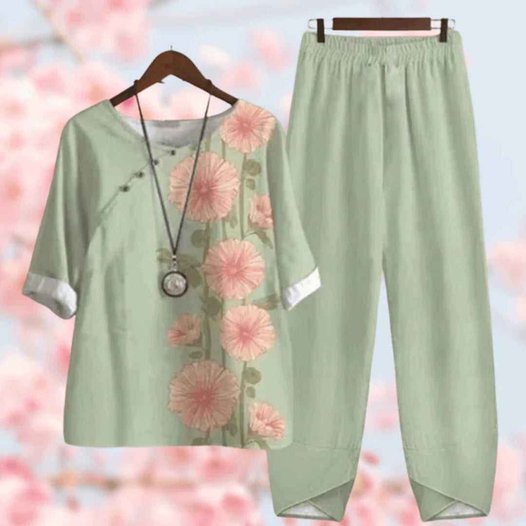 Grünes Damen-Set mit Blumenmuster, bestehend aus Bluse und Hose, elegant und bequem.