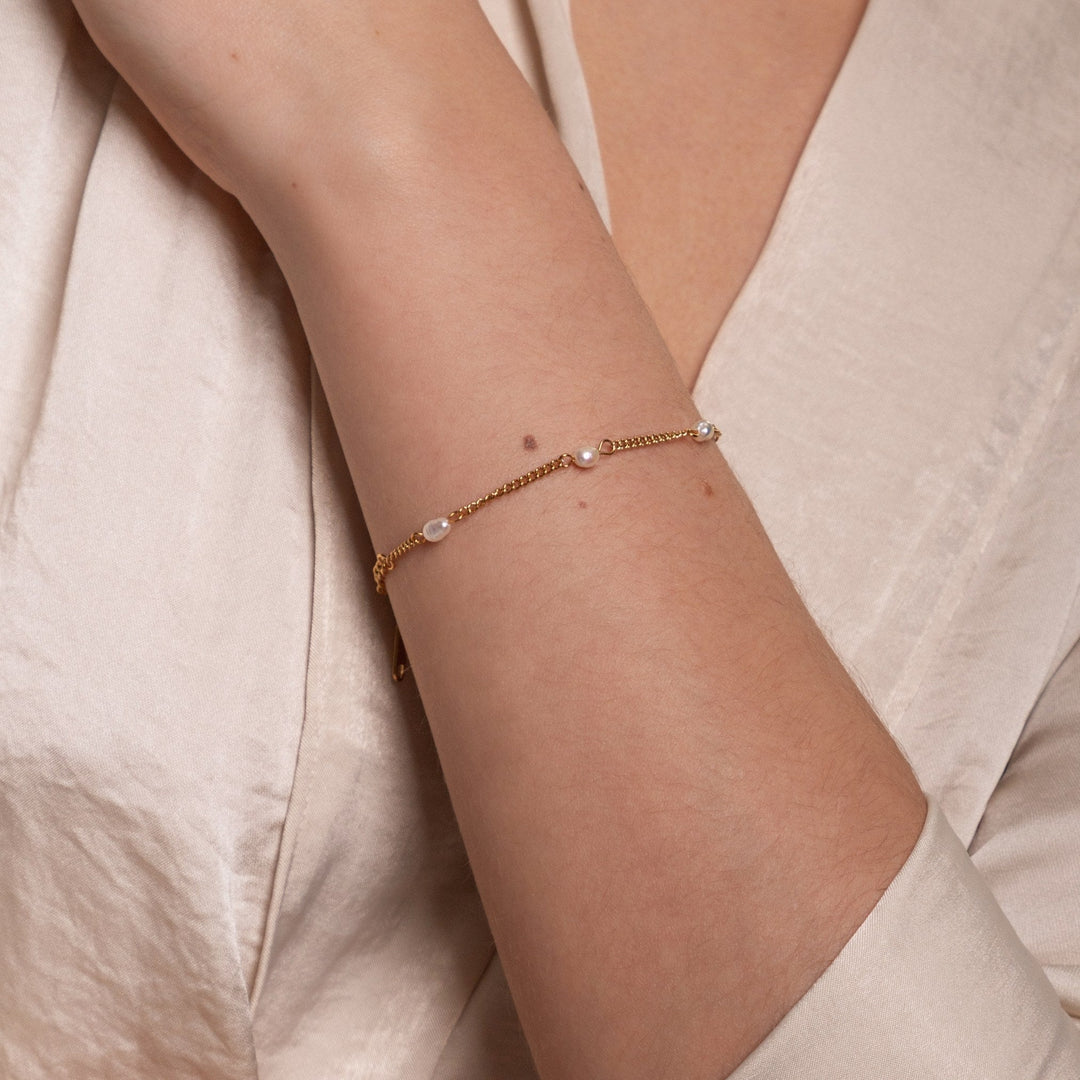 Bracelet with Freshwater Pearls - Amara-Gold-Nora Luxe