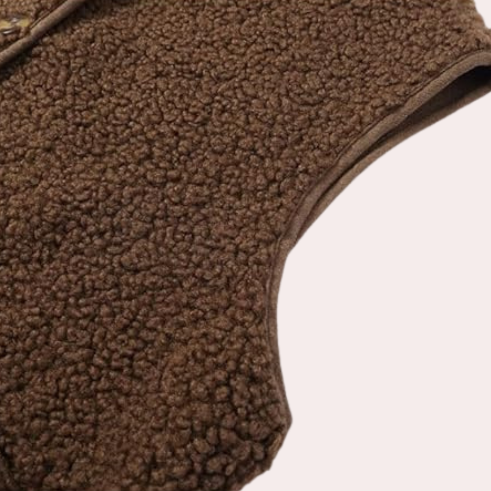Braune Fleeceweste aus Teddyfell, warm und kuschelig, ideal für Herbst und Winter.