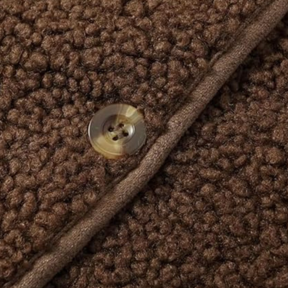 Brauner Fleece-Stoff mit Knopf, Textur, Detailaufnahme, Mode, Bekleidungsmaterial, Nahaufnahme.