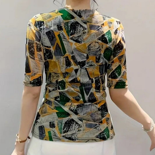 Farbige geometrische Damenbluse, kurzärmelig, abstraktes Muster, Freizeitmode.