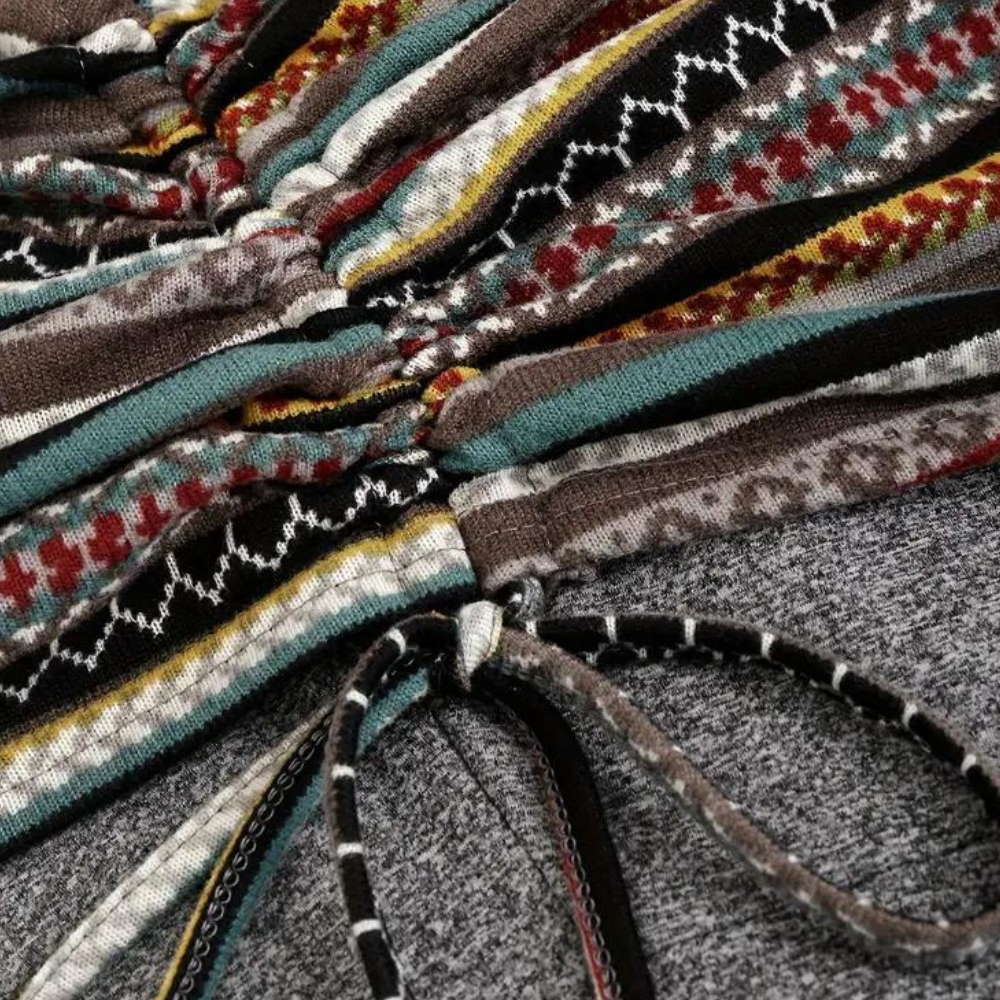 Bunte gestrickte Stoffdetails mit ethnischem Muster, Nahaufnahme, Textilmode, Boho-Stil.