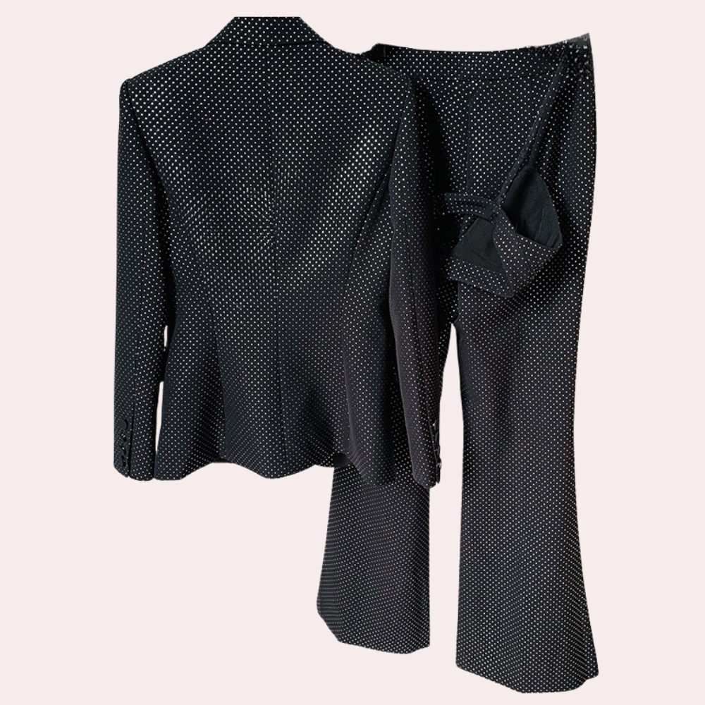 Schwarzer Damenanzug mit weißen Punkten, Blazer und Hose, elegantes Design, Businessmode.