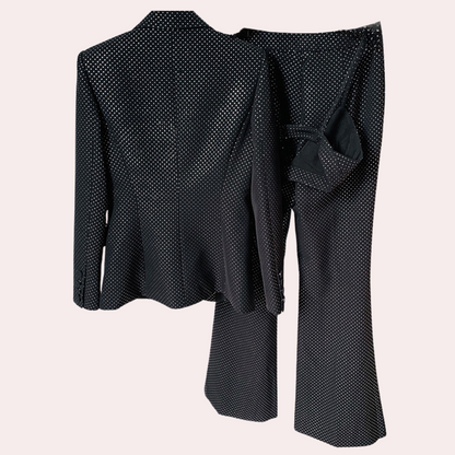 Schwarzer Damenanzug mit weißen Punkten, Blazer und Hose, elegantes Design, Businessmode.