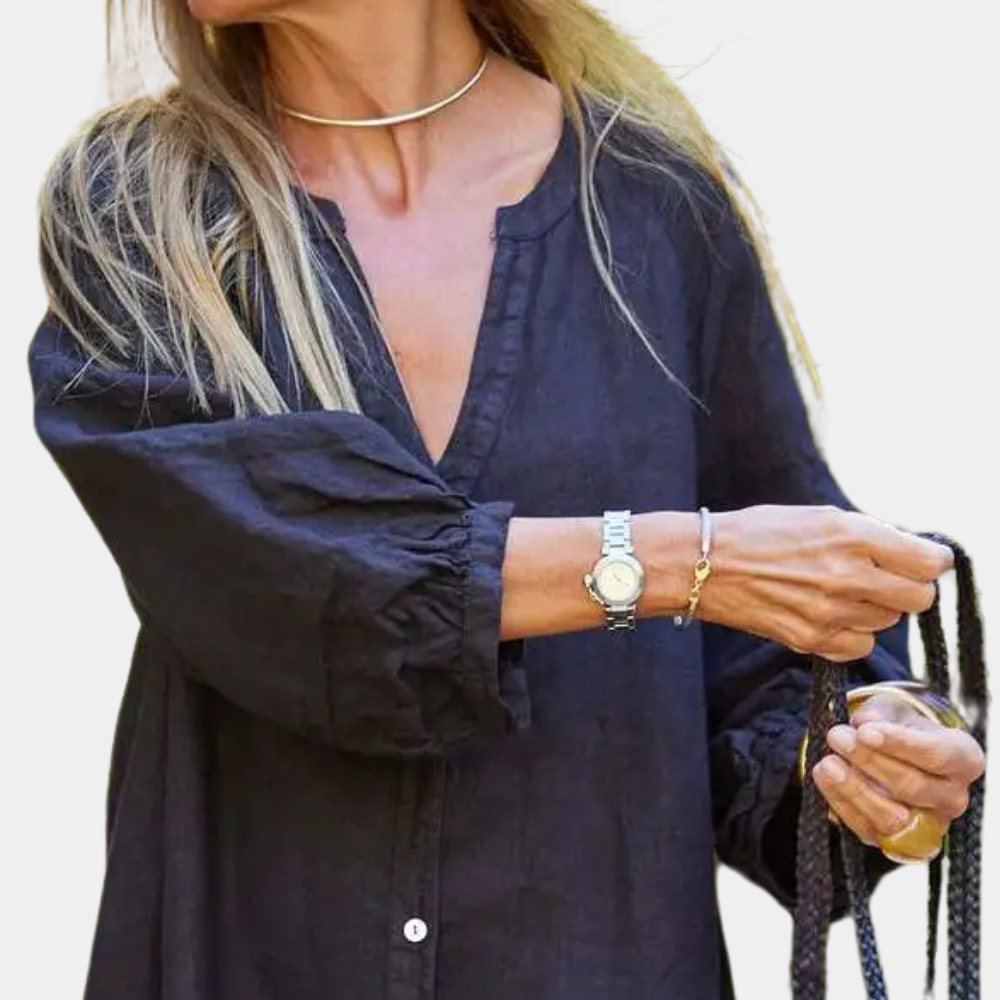 Frau in schwarzer Leinenbluse mit Uhr und Halskette, hält geflochtene Seile.