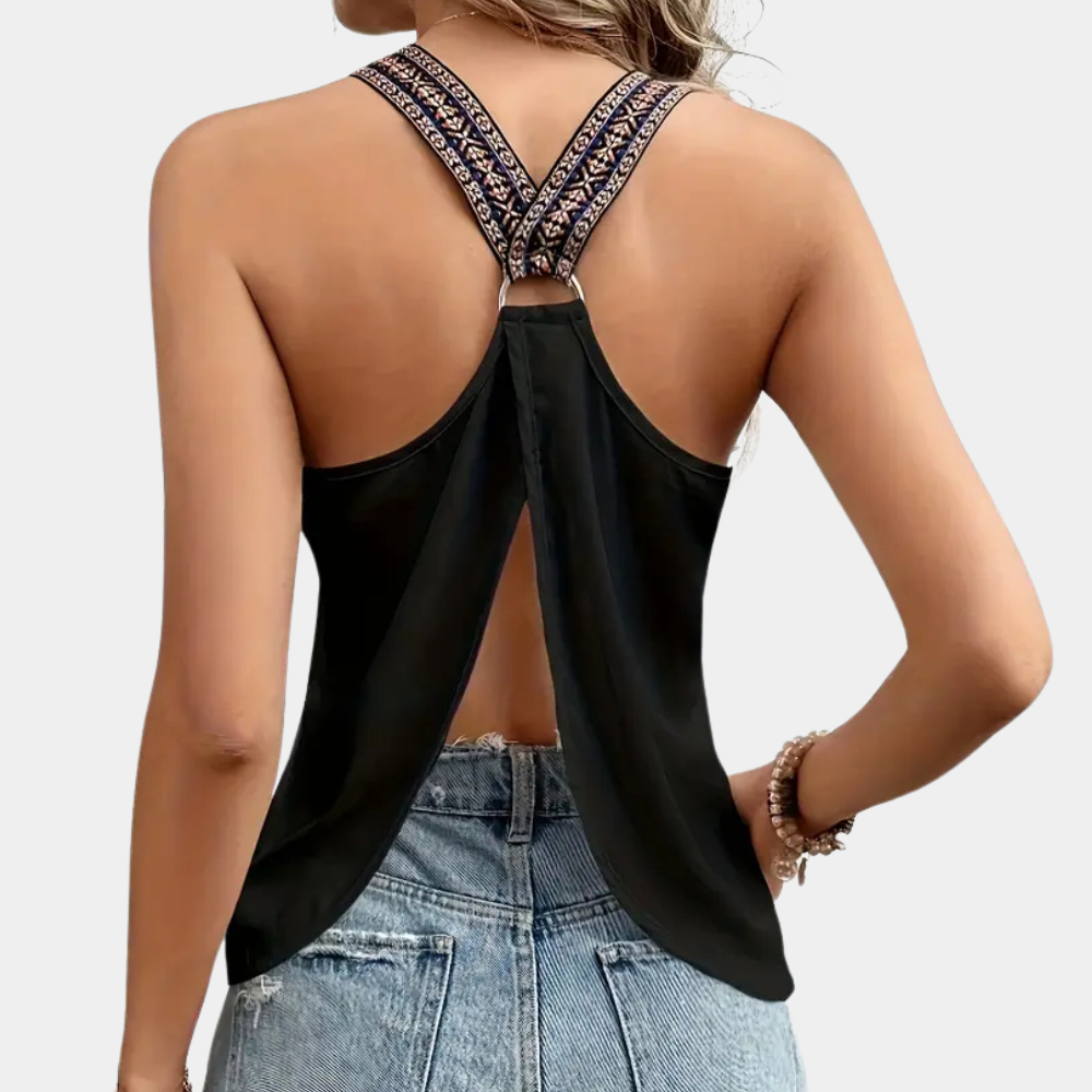 Frau in schwarzem ärmellosen Top mit Rückenausschnitt und Jeans, modisch, sommerlich.