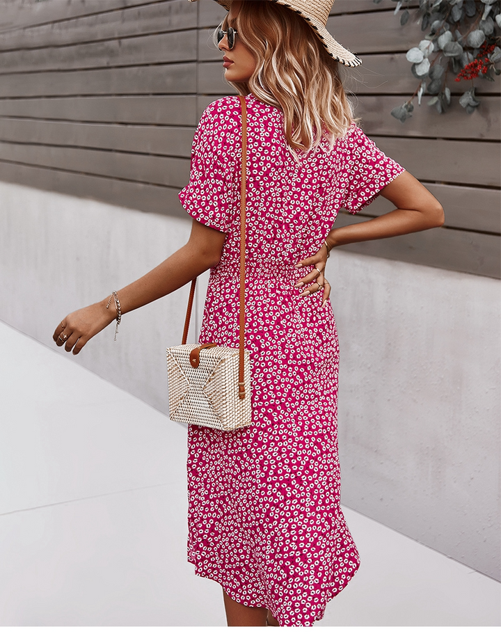 Vestido midi boho-chic com botões, mangas curtas, faixa na cintura e decote em V