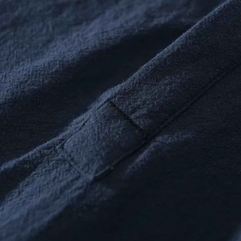 Dunkelblauer Stoff mit Textur, Detailansicht, hochwertige Baumwolle, Mode, Textildesign.