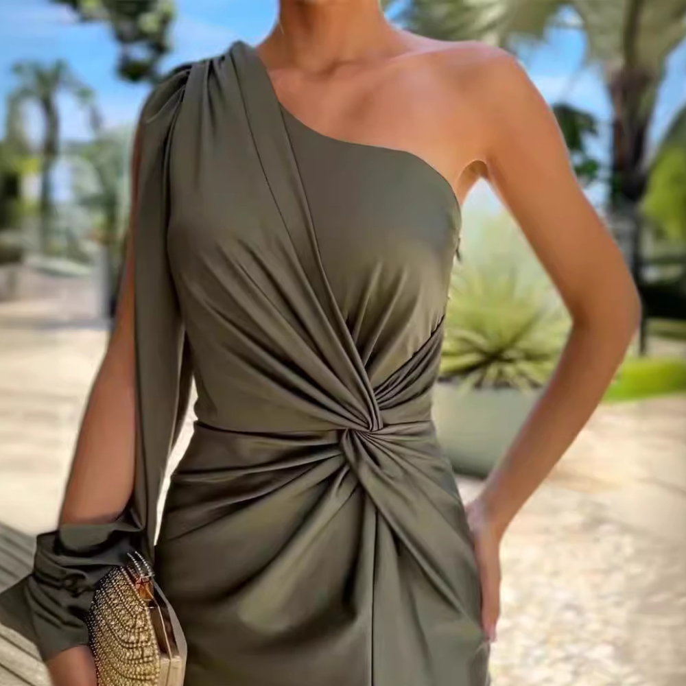 Frau in olivgrünem, schulterfreiem Kleid mit Knoten, elegantes Sommeroutfit, draußen.