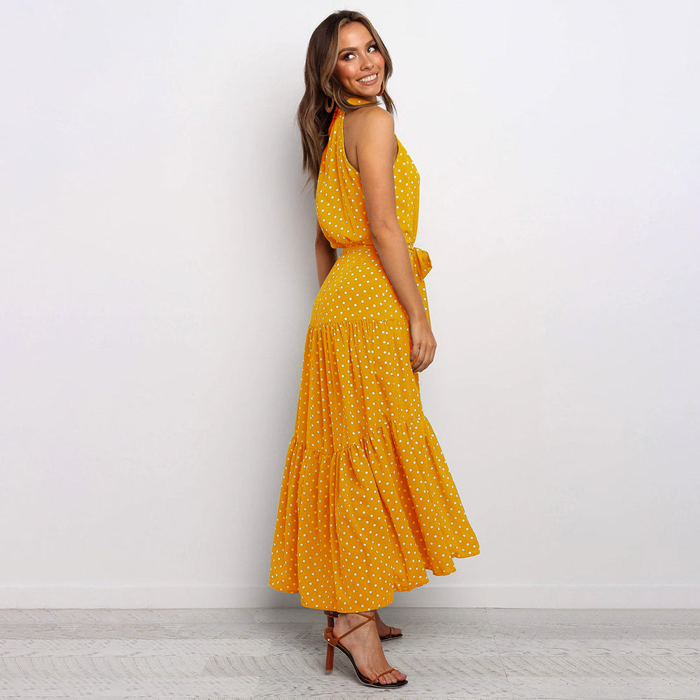 Frau in gelbem, gepunktetem Maxikleid, elegant, stilvoll, Sommermode, Damenbekleidung.