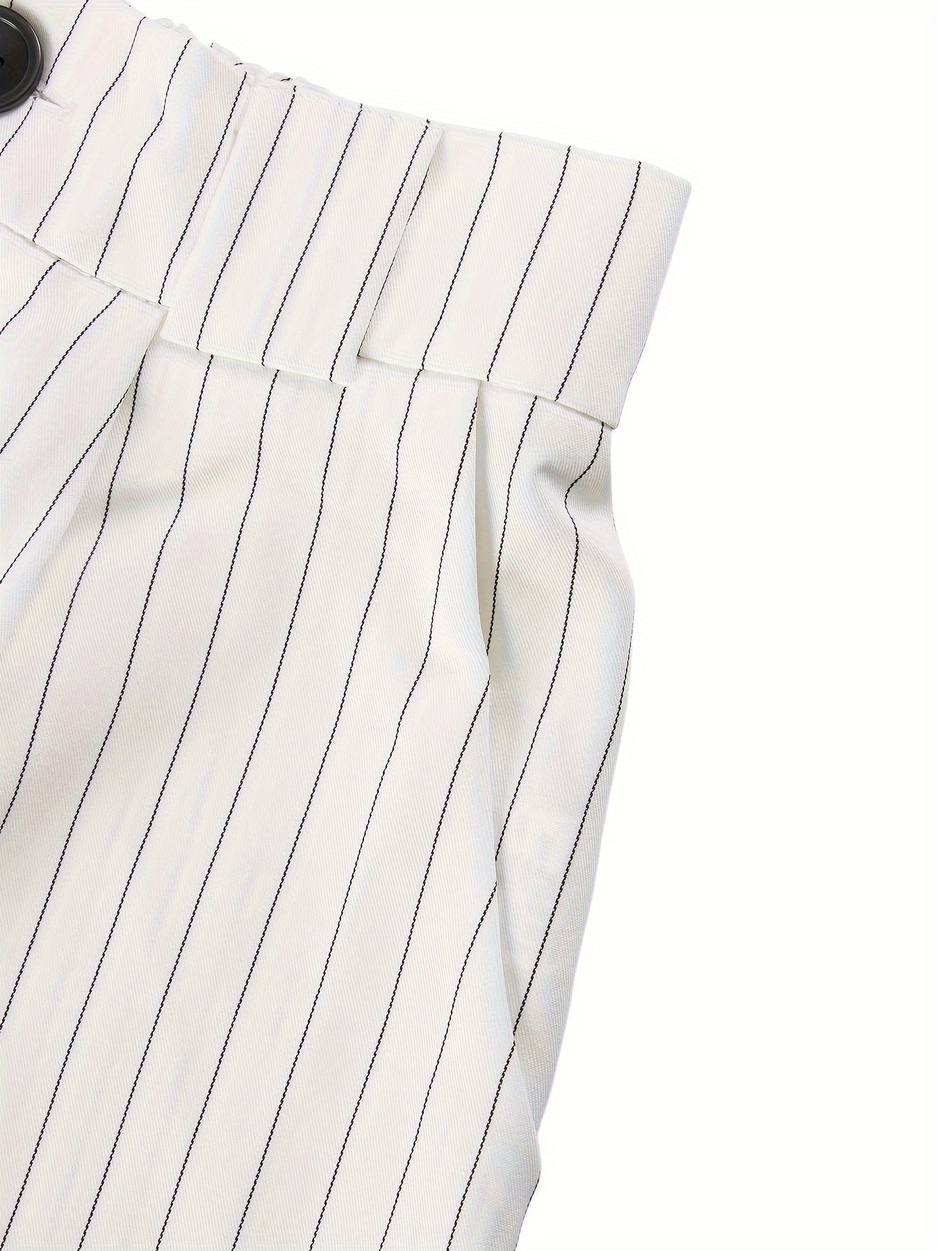 Weiße gestreifte Hose mit schwarzem Knopf, elegantes Design, Damenmode, Baumwollstoff.
