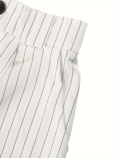 Weiße gestreifte Hose mit schwarzem Knopf, elegantes Design, Damenmode, Baumwollstoff.