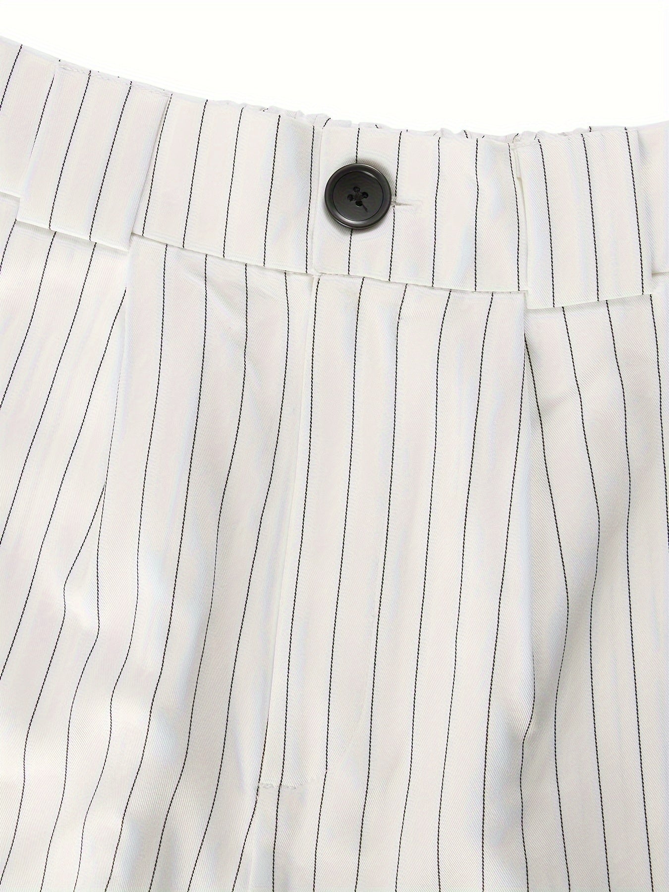 Weiß gestreifte Hose mit schwarzem Knopf, elegantes Design, hochwertige Damenmode.