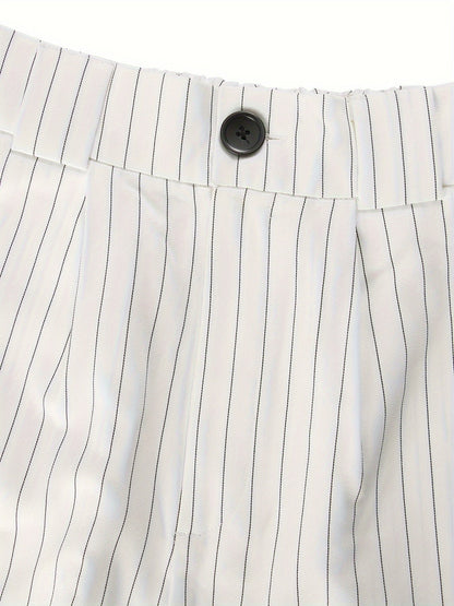 Weiß gestreifte Hose mit schwarzem Knopf, elegantes Design, hochwertige Damenmode.
