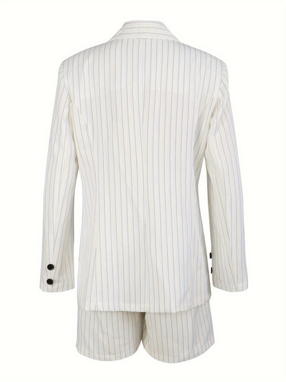 Weißer Nadelstreifenanzug mit Shorts, Herrenmode, elegantes Design, Rückansicht.