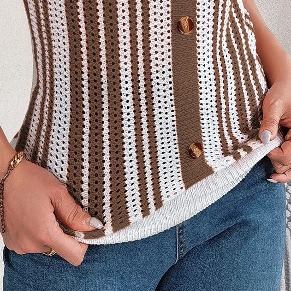 Damen Strickweste, braun-weiß gestreift, Knöpfe, Baumwolle, modisch, lässig, Herbstmode.
