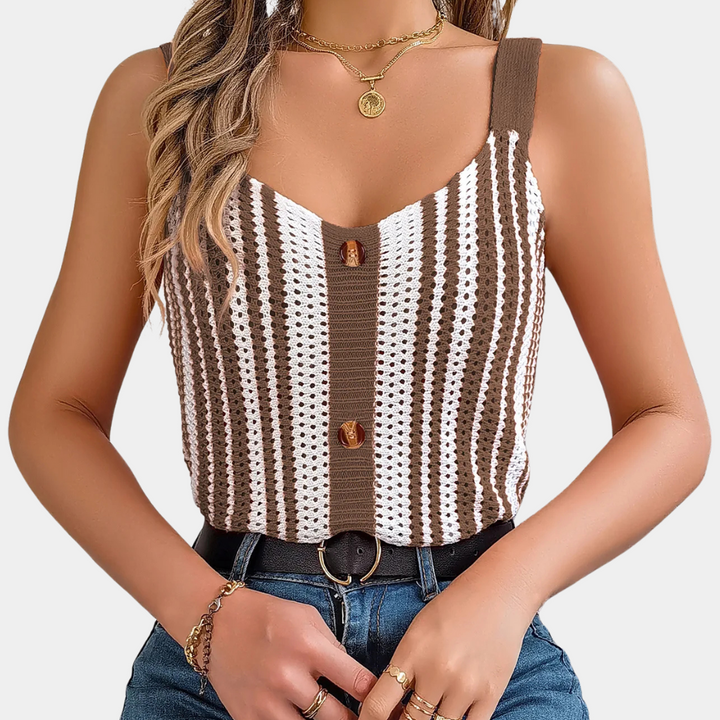 Frau trägt gestreiftes, braun-weißes Stricktop mit Knöpfen, Jeans und goldenen Accessoires.