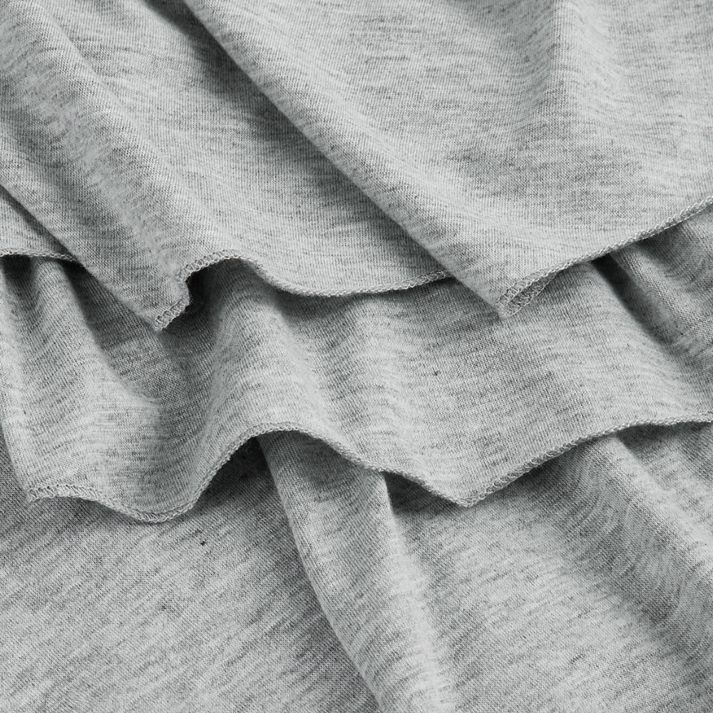 Grauer Baumwollstoff, weiche Textur, Falten, Nahaufnahme, hochwertiges Material, Stoffdetails.