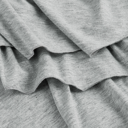 Grauer Baumwollstoff, weiche Textur, Falten, Nahaufnahme, hochwertiges Material, Stoffdetails.