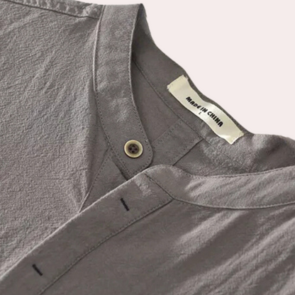 Graues Leinenhemd mit Stehkragen, Knopfleiste, Etikett "Made in China"
