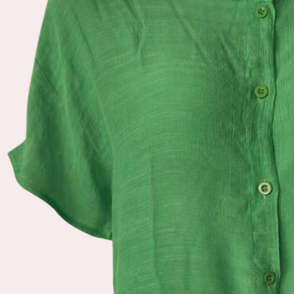 Grünes Leinenhemd Damen, kurzärmelig, Knopfleiste, Sommermode, atmungsaktiv.