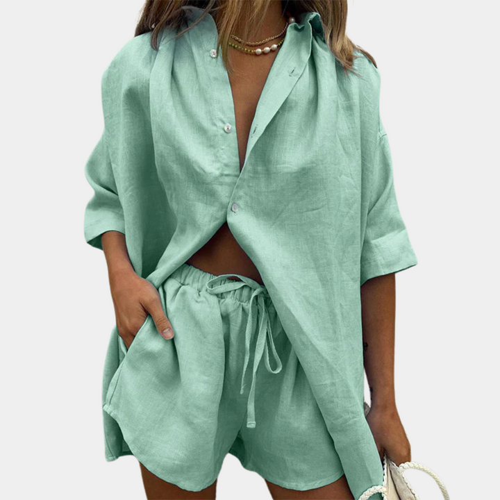 Frau in mintgrünem Leinen-Set, Hemd und Shorts, Sommermode, lässiger Stil.