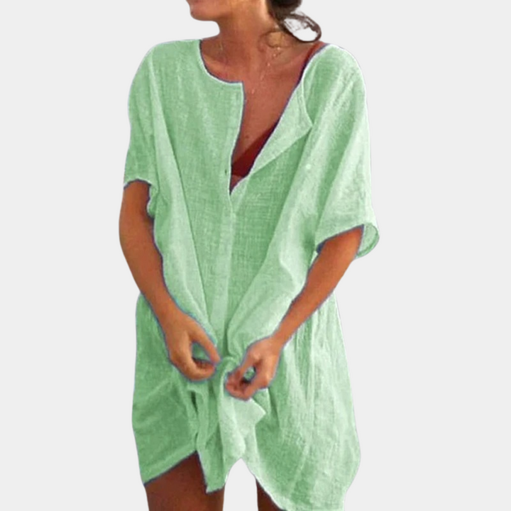 Frau in grünem Leinenkleid, Sommermode, lässiger Stil, Strandkleidung, Damenbekleidung.