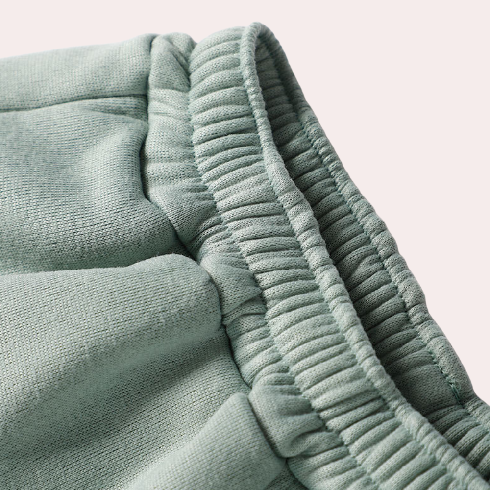 Grüne Jogginghose aus Baumwolle, elastischer Bund, bequeme Sportbekleidung für Damen.