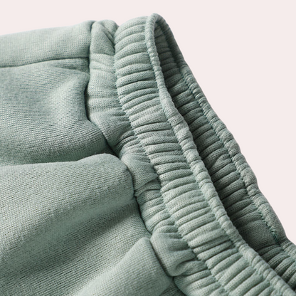 Grüne Jogginghose aus Baumwolle, elastischer Bund, bequeme Sportbekleidung für Damen.