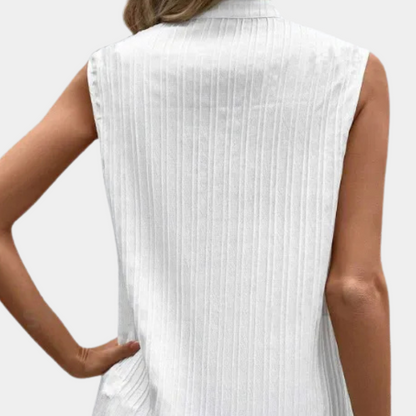 Weiße ärmellose Bluse Damen, geripptes Design, eleganter Sommerlook, Baumwolle, Rückansicht.