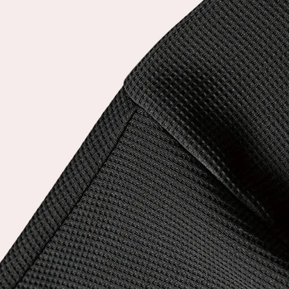 Schwarzer Stoff mit texturierter Oberfläche, Nahaufnahme, hochwertiges Material, Detailansicht.