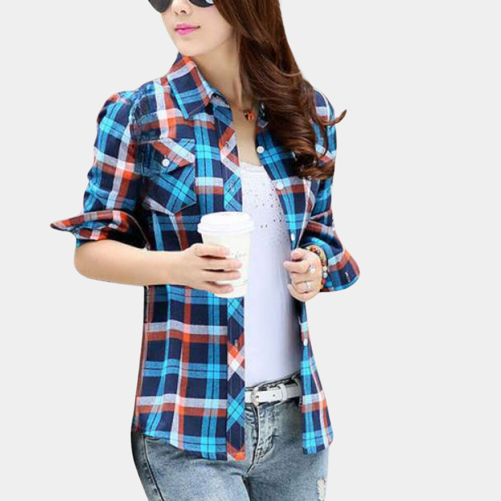 Frau in blau-kariertem Hemd, hält Kaffeebecher, trägt Sonnenbrille, lässiger Look.